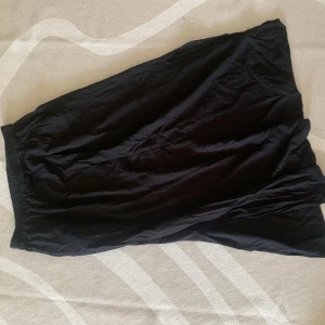 Svart Bomullskjol - Svart kjol i tunt tyg med slits på båda sidor 