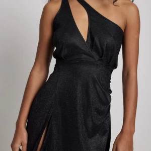 Glitterklänning - Jättefin kort klänning från Nakd, aldrig använd och prislappen sitter kvar. 