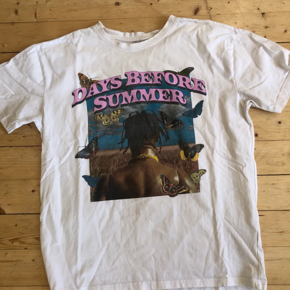 Fet somrig Travis Scott T-shirt, bra skick, säljer för den inte kommer till användning längre. T-shirts.