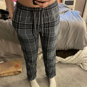 Pjamasbyxor  - Lågmidjade pjamasbyxor från Cubus i stl S, säljer för 60kr+frakt🙌💕