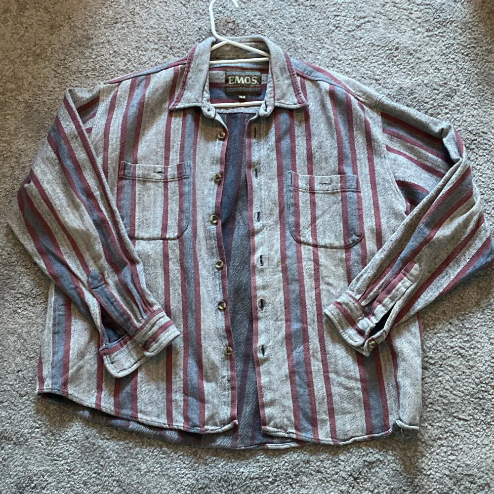 Snygg vintage skjorta i tjockt material, storlek XL men passar mer som M/L. Skjortor.