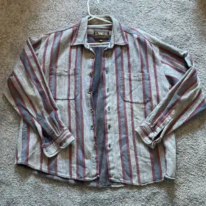Snygg vintage skjorta i tjockt material, storlek XL men passar mer som M/L