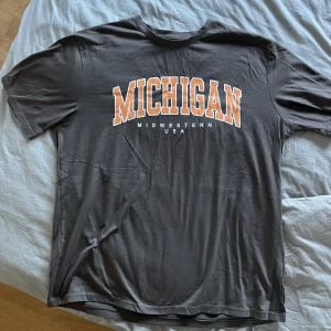 Oanvänd t-shirt - Billig t-shirt i nyskick. 