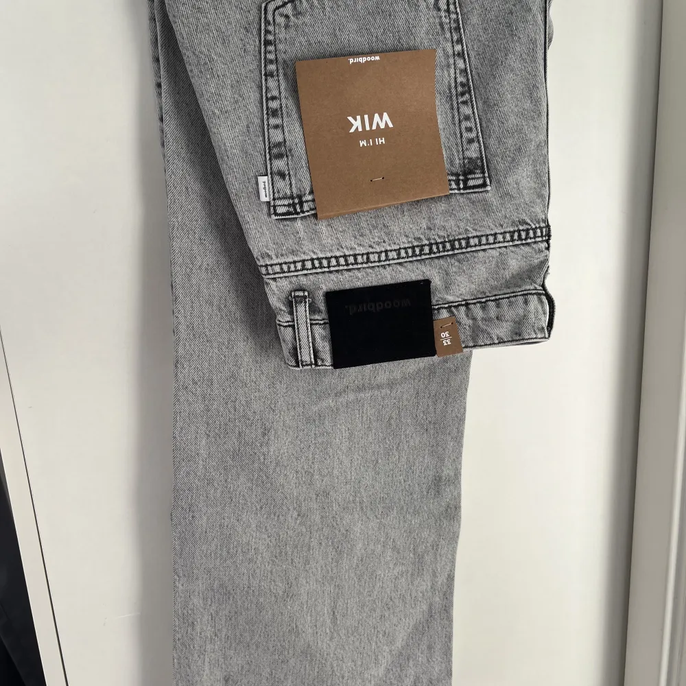 Helt nya jeans ifrån Woodbird. Ljus grå 1: 32/30.     900kr Ljus grå 2: 33/30.     900kr Mörk grå: 32/30.       800kr Vid snabb affär kan priset diskuteras:). Jeans & Byxor.