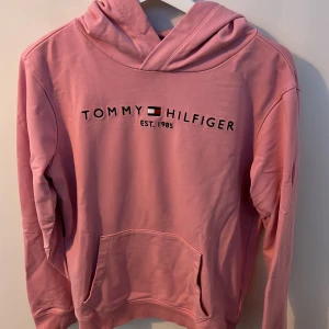 Tommy Hilfigher tröja - En hoodie som jag har testat 1 gång sen slängdes in i gaderoben, tyckte verkligen inte färgen passade mig. Det är en väldigt fin hoodie som ej använts. Inga defekter. Storlek: S Nypris: 849 - Mitt pris: 250