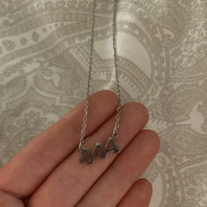 Halsband  - Fint halsband utan defekter, knappt använt. Köparen står för frakt, köp sker endast genom swish🌸