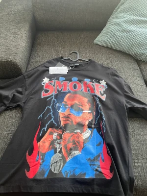 Pop Smoke tee  - Helt oanvänd! (Lapparna är kvar) inget kvitto. Säljer den då den var lite stor och glömde skicka tillbaka den…