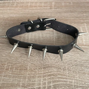 Choker - Choker med spikar 