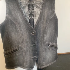 Coolt jacket med design  - Jättefint jacket med coolt design bakom den. Vill inte ha den längre därför säljer jag den.  Intressant sms mig!