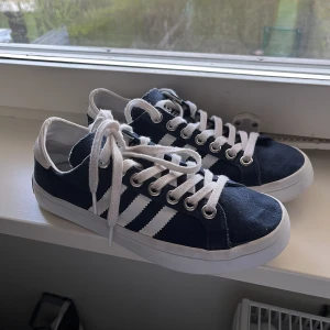 Adidas skor - Jättefina mörkblå adidas skor. Använda fåtal gånger, så bra skick. Skriv privat om du har fler frågor💗💗