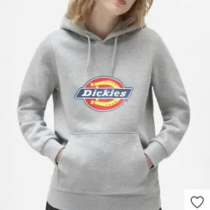 Grå dickies hoodie  Använd ett par gånger Säljes pga börjar bli för liten Nypris 749kr, säljes för 400kr 🩷