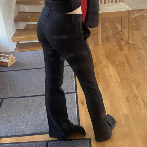 Kostymbyxor  - Jag säljer dessa populära lågmidjade kostymbyxor i modellen Vera från bikbok. De är i nyskick💕