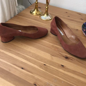 Pumps  - Säljer dessa gulliga pumps från &other stories. Köpta second hand men helt oanvända för min del. Storlek 38.