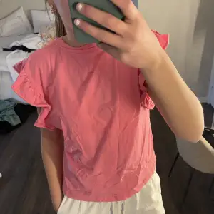 Jättefin rosa t-Shirt från zara med en liten volang på axeln. Använd men i jättebra skick 