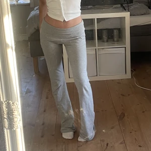 Lågmidjade mjukis - INTRESSEKOLL!! Lågmidjade mjukisbyxor från brandy melville! Säljer endast vid bra bud. Älskar verkligen dessa byxorna men har 3 andra färger av dessa byxor och behöver rensa❤️‍🔥🌸 