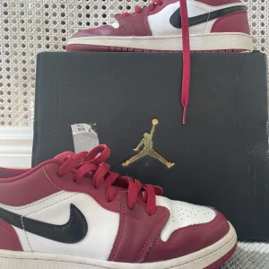Nike Air Jordan 1 Low - Junior 38. Skick 7/10. Kartong lite skadad.