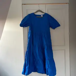 En jätte fin blå volangklänning, perfekt till sommaren❤️säljer pga arts en inte riktigt är min stil längre