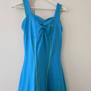 Tennis kläder och skor  - Säljer en klänning, skjol och ett par skor, alla är tenniskläder. Klänningen och kjolen är i Nike, båda i storlek S. Skorna är i märket Babolat och i storlek 37.