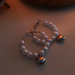 Örhängen - Jättevackra örhängen med pärlor och en hjärt berlock på🫶 40kr✨