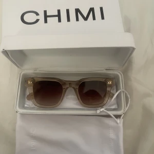 Chimi 04 ecru  - Chimi i modellen 04 ecru. Köpta förra sommaren och är i bra skick🩷