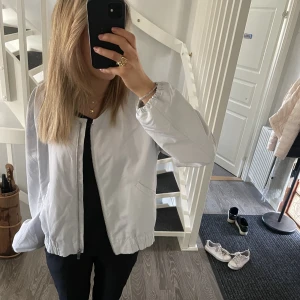 Vårjacka - Snygg vårjacka som inte kommer till så mycket användning, köparen står för frakt ❤️