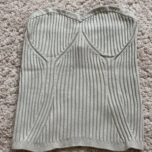 Topp!  - En super söt bandå topp från H&M som sitter super snyggt och är perfekt nu till sommaren. Hör av er vid frågor <3