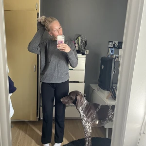 Sweatshirt  - Säljer denhär fina mörkgråa tröjan som är använd fåtal gånger. Säljer för att den bara Inte kommer till användning. Skriv om du vill ha fler bilder eller frågor!