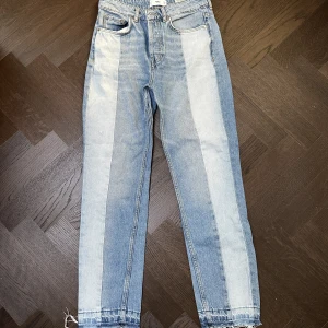 Jeans - Säljer dessa mango jeans då dom är för små för mig i storlek 34. Har slitningar längst ner