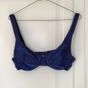 Blå bikinitopp  - Supersnygg passform🌟 mörk neonblått färg med svarta sömmar, med byglar och ett spänne i ryggen💗