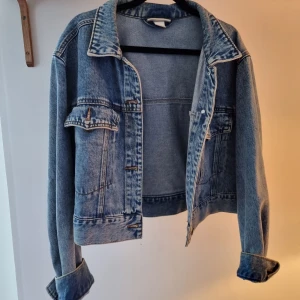 Jeansjacka - Snygg oversize jeansjacka. Använd 1 gång.