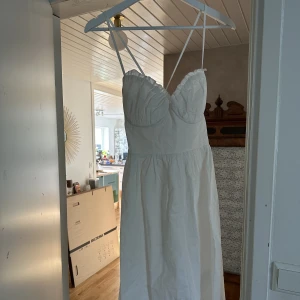 Linnéklänning - Så fin linnéklänning som ja tänkt ha till studenten men hittat en annan! Helt ny endast provad. Köptes på nakd för 500kr!