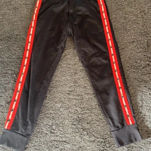 Dsquared 2 mysbyxor - Mysbyxorna är i bra skick förutom på ena mudden där det är lite upp skavt som man kan se på bilden. Köptes för 4199kr. Säljer för 1000kr