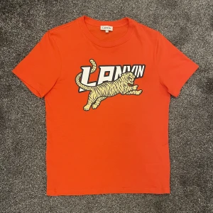 Lanvin t-shirt  - Lanvin t-shirt orange - Som ny endast testad, har digitalt kvitto och tags - Storlek 14 years skulle säga att den passar om du är 170 - 500 kr - Skicka meddelande för frågor etc 