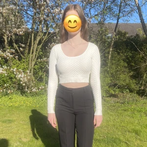 Vit stickad topp - Vit långärmad stickad croptop från Chiquelle. Trådat sig lite vid vänstra bröstet (se bild). Storlek ”one size” skulle säga att den är som xs/s i storleken