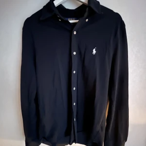 Ralph Lauren Skjorta - Snygga Ralph Lauren shorta Nypris 1399kr Kondition 10/10 nästan aldrig använd säljer då jag inte använder