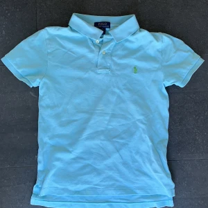 Ljusblå Polo Ralph Lauren piké  - Helt okej skick förutom ett litet hål på ryggen. Men märks knappast. Pikén är ljusblå och passar perfekt till sommarn.
