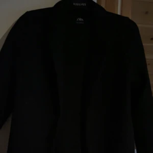 Svart kappa från Zara - Svart kappa från Sara, använd fåtal gånger 