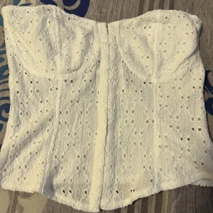 Sommar topp - En vit korset tröja. Den är strapless och bra att ha under sommaren. 
