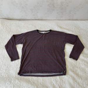Grå och mörkrosa randig långärmad tröja från Stay (Carlings).  Välanvänd men i bra skick. Bortklippt tvättlapp. Storlek M