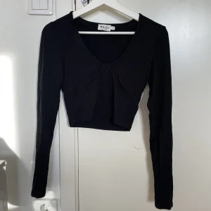 Topp - Fin topp från Nakd. Storlek XS men skulle säga att den mer är som M då den var väldigt stretchig vilket gjorde att den blev för stor för mig. Köpt för ca 199kr säljer för 80kr💕🌸