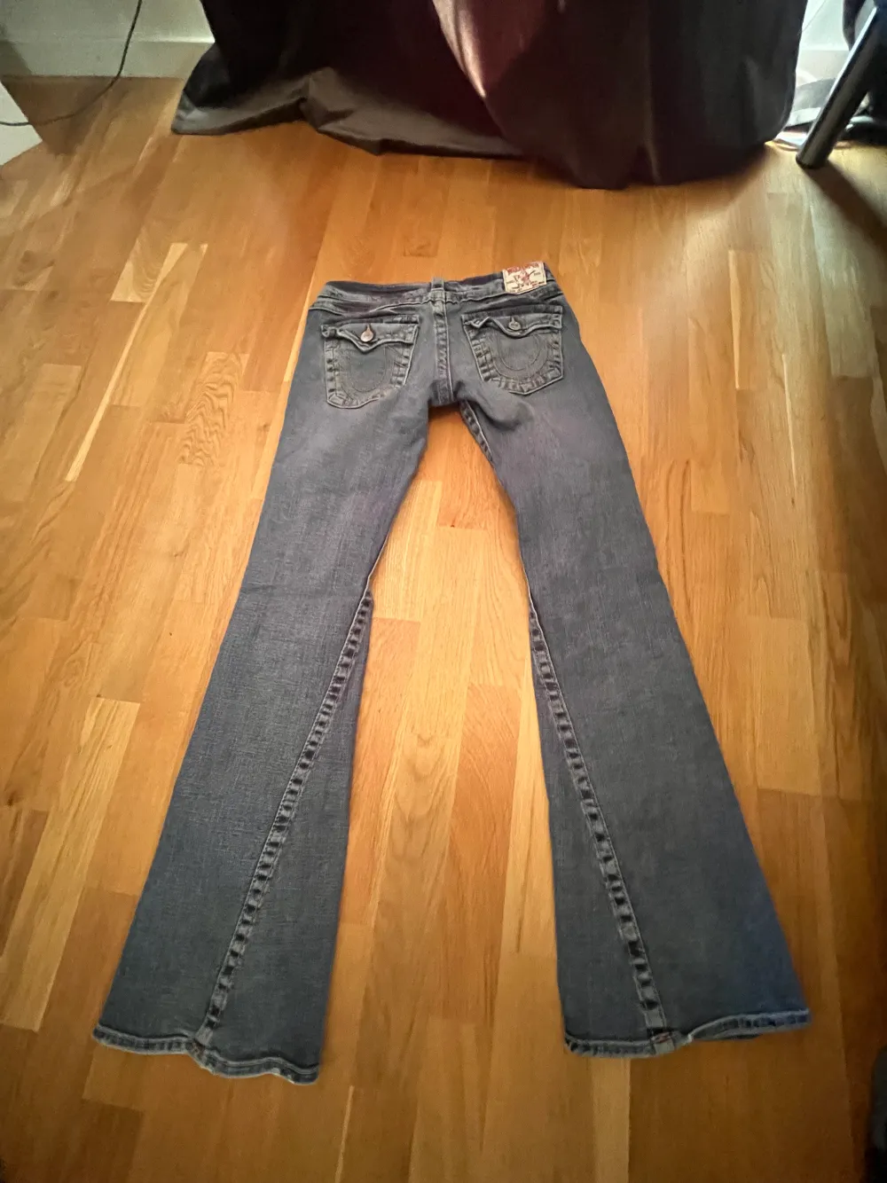 Säljer dessa true religion!! Midjemått är 37cm oxh innerbennslängden är 79cm💗De är lågmidjade och bootcut!  jeans för att de är lite stora på mig (ingen bild med jeansen på) KÖP DIREKT 700kr. Jeans & Byxor.