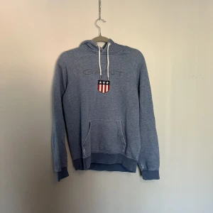 Ljusblå gant hoodie  - Ljusblå hoodie från gant. (Finns dock lite vita blekta fläckar på den) inget men tänker på så :) 🩵