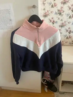 En tröja med rosa vit och blå färg. Kan tvätta den innan köp.kostar 35kr +25kr frakt 