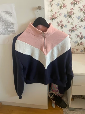 Tröja  - En tröja med rosa vit och blå färg. Kan tvätta den innan köp.kostar 35kr +25kr frakt 