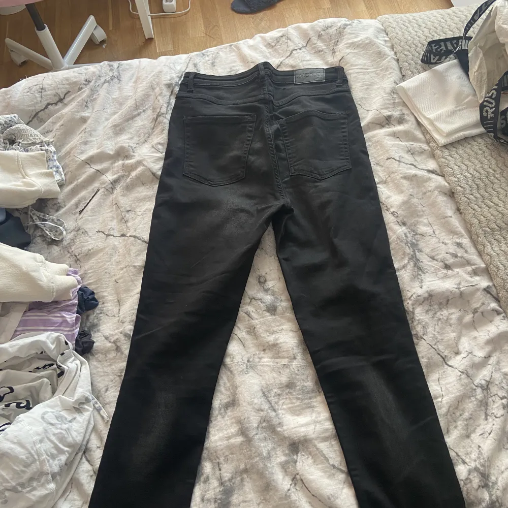  ett par svarta jeans ,kosar 50kr+30kr frakt . Jeans & Byxor.