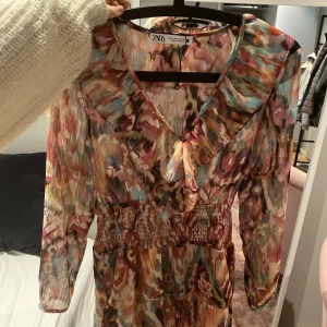 Populär Zara klänninh - Säljer denna sjukt snygga zara klänning, perfekt till sommaren. Säljer för att jag inte använder men den är väldigt bra skick och nästan aldrig använd. ❤️