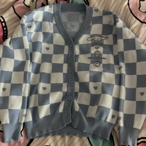 Blå vit Cinnamoroll cardigan - Säljer för att den är för liten för mig. Använd 1 gång för att testa att ha på. Legat i garderoben ända sedan dess. Inga fläckar eller skador. Köpt för 300kr.  Klicka på köp nu om du vill ha, kontakta om du har frågor!