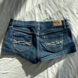 Lågmidjade shorts jeans  - Lågmidjade shorts från Abercrombie & Fitch. Storlek 2, skulle säga att de passar som typ S. Midjemått 39,5, (tänk på att de är lågmidjade). Köps via Swish eller köp nu 💋