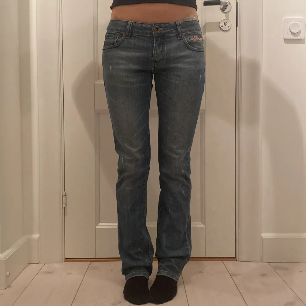 Skit snygga Ed Hardy jeans!! Säljer dessa för att dom är förstora för mig. Hon på bilden är byxorna förstora på i midjan men lagom i längden så hon är 1,62❤️. Jeans & Byxor.