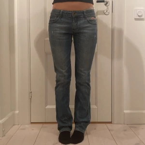 Ed Hardy jeans  - Skit snygga Ed Hardy jeans!! Säljer dessa för att dom är förstora för mig. Hon på bilden är byxorna förstora på i midjan men lagom i längden så hon är 1,62❤️